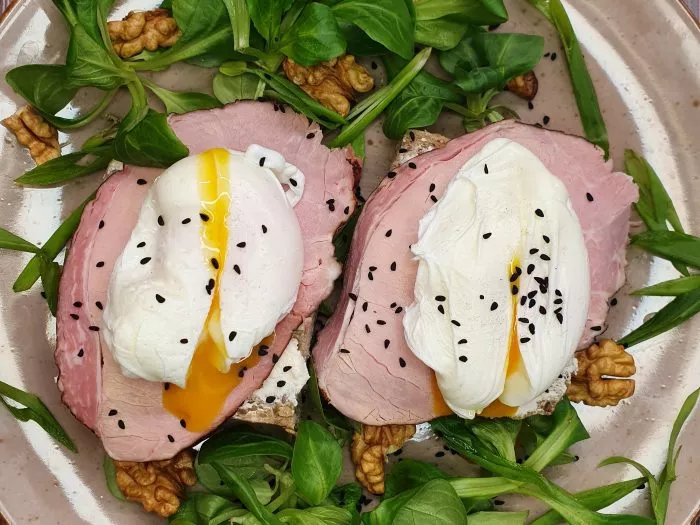 Bajgiel z jajkiem i boczkiem