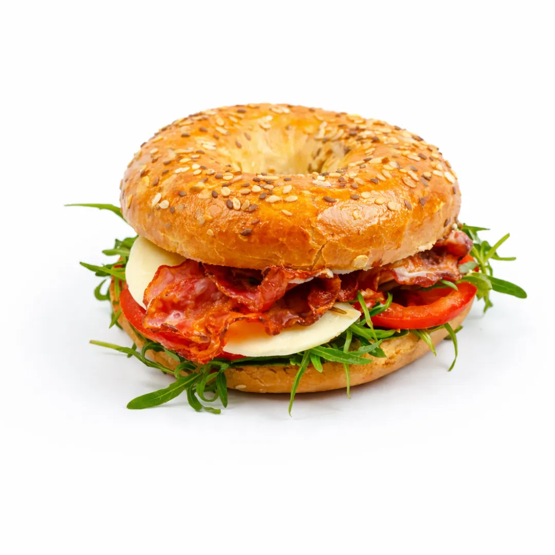 Bajgiel z jajkiem i boczkiem