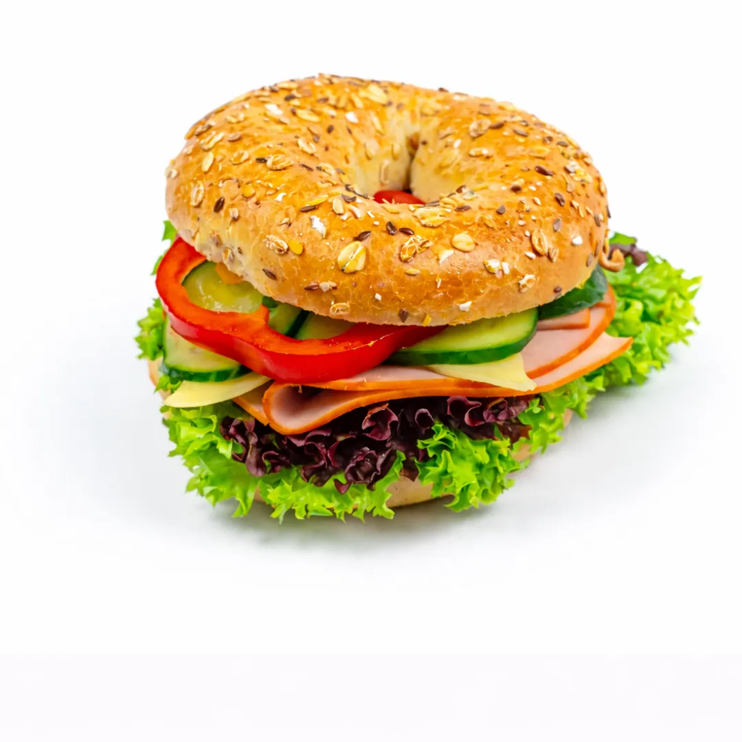 Bajgiel z szynką i serrem