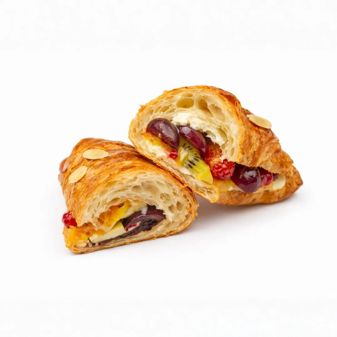 Сroissant z konfiturą brzoskwiniową i owocami - hover