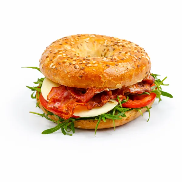 Bajgiel z jajkiem i boczkiem